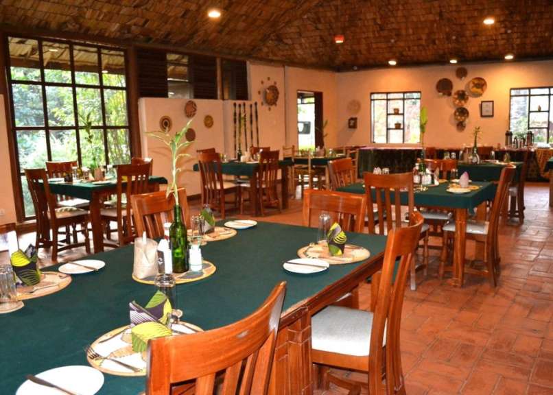 Ein Esszimmer mit vielen Tischen und Stühlen