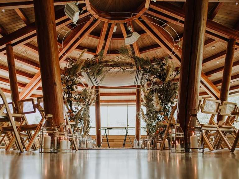 Ein hölzerner Pavillon mit Kerzen und Blumen geschmückt