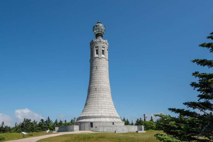 Ein großer Turm mit einer Uhr auf der Spitze