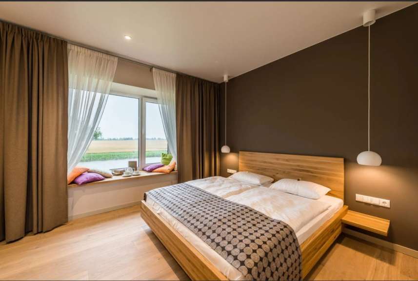 Ein Schlafzimmer mit einem Bett und einem Fenster