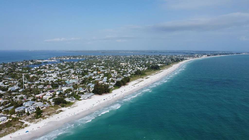 Eine Luftaufnahme eines Strandes in der Nähe einer Stadt