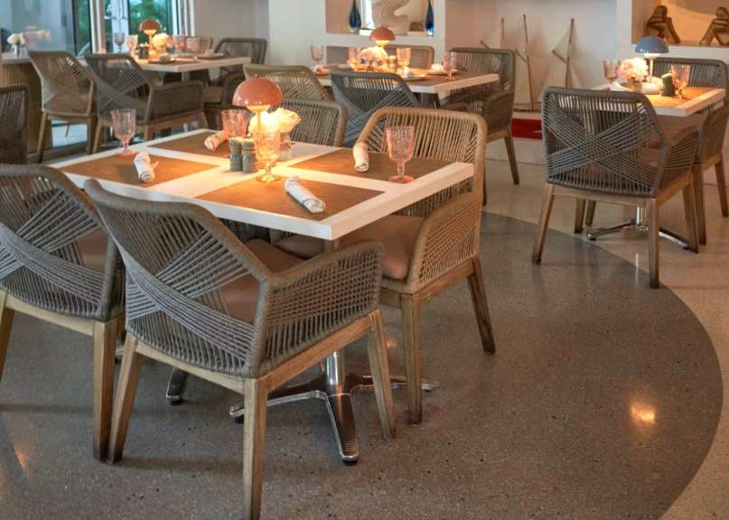 Eine Reihe von Tischen und Stühlen in einem Restaurant