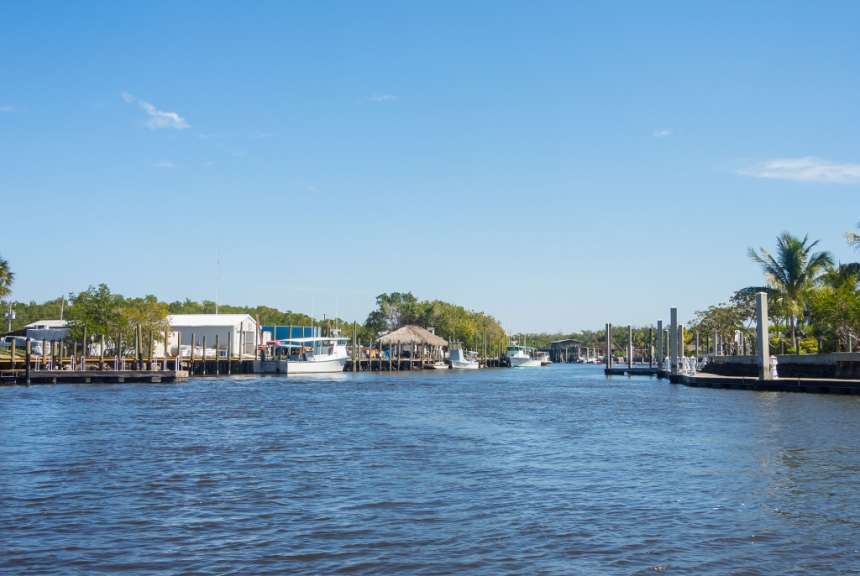 Ein Fluss mit vielen Booten und Häusern am Ufer