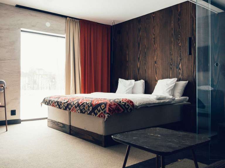 Ein Hotelzimmer mit einem Bett und einem Tisch