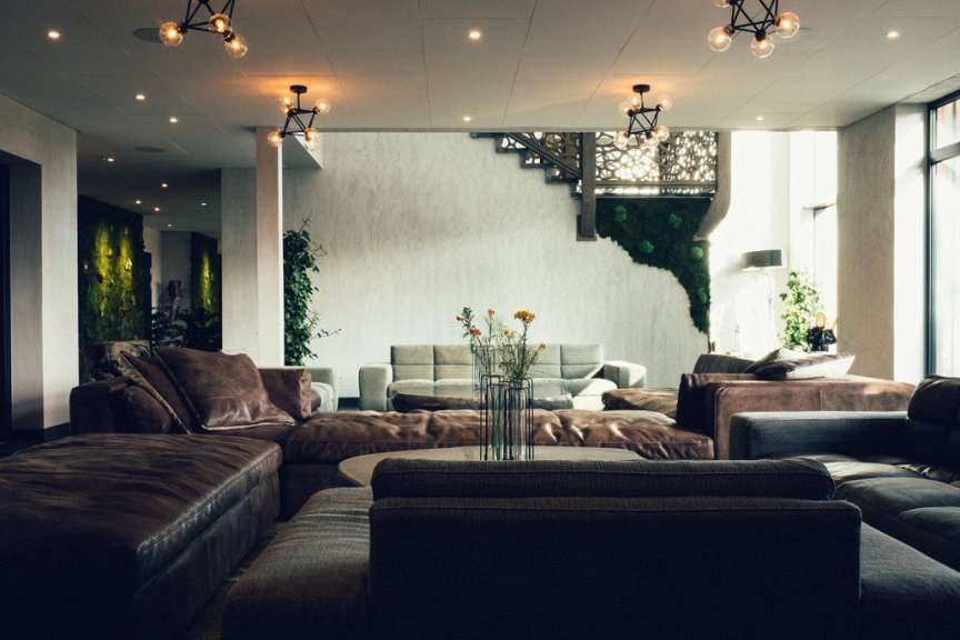 Ein Wohnzimmer mit vielen Couchen und Stühlen