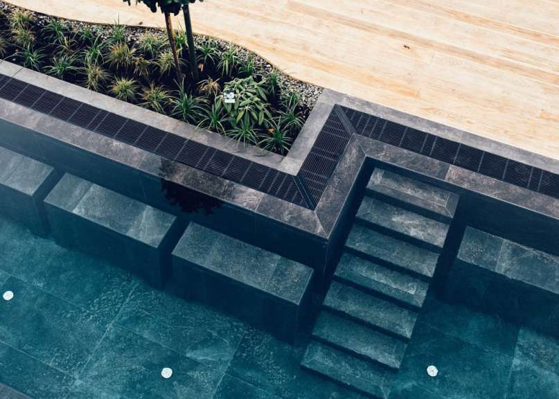 Ein Swimmingpool mit einer Treppe , die ins Wasser führt