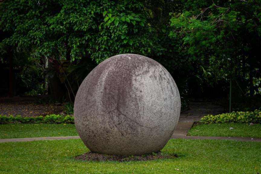 Ein großer Stein in Form eines Eies sitzt im Gras