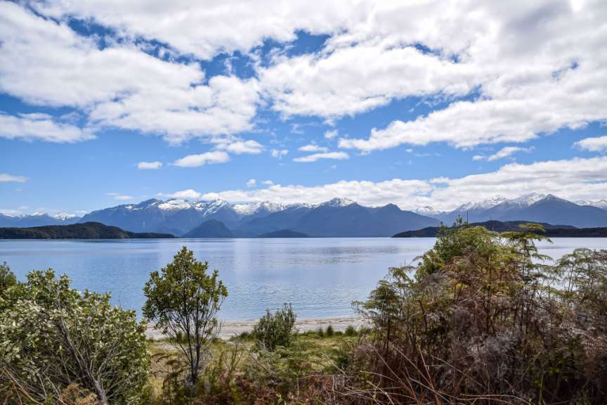Ein See mit schneebedeckten Bergen im Hintergrund