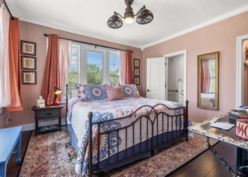 Ein Schlafzimmer mit einem Bett und einem Schreibtisch