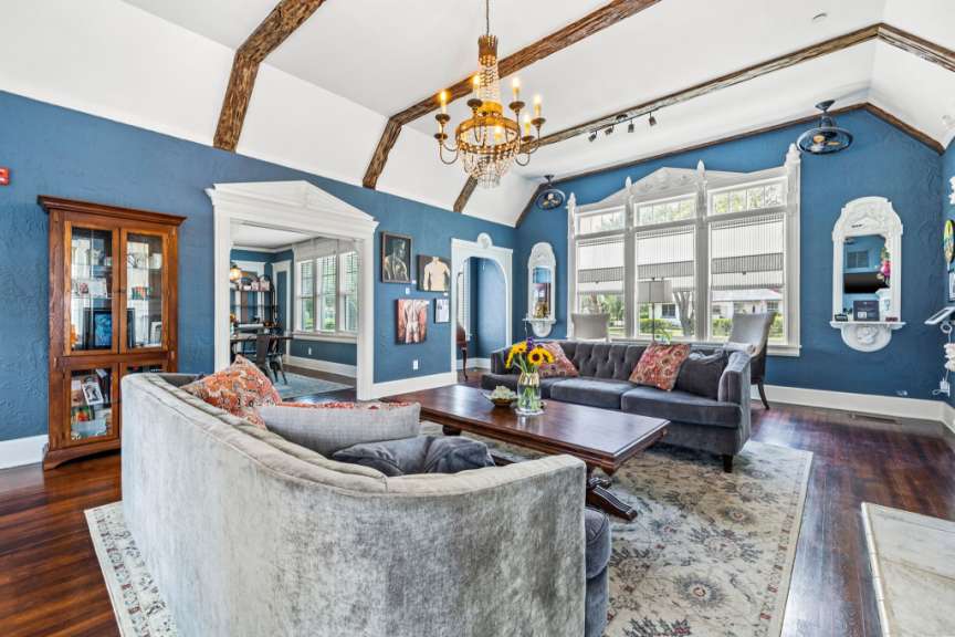 Ein Wohnzimmer mit blauen Wänden und weißen Möbeln