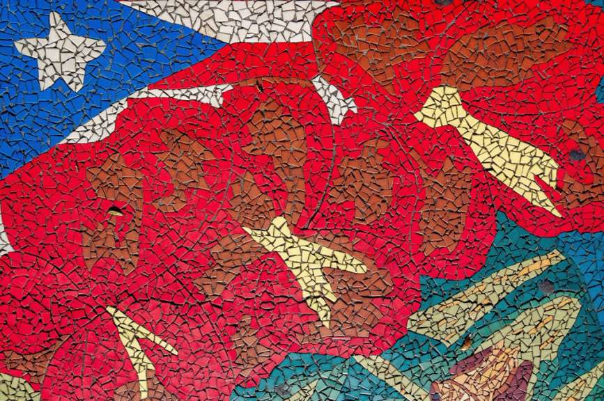 Ein buntes Mosaik mit einer Flagge darauf