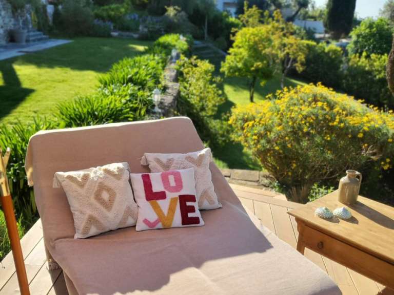 Auf einem Liegestuhl sitzt ein Kissen mit der Aufschrift love