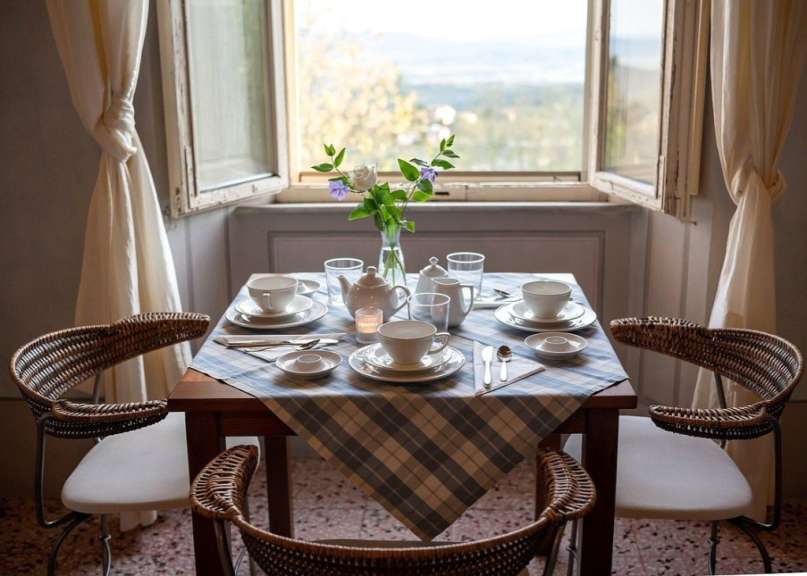 Ein Tisch mit einem karierten Tischtuch darauf