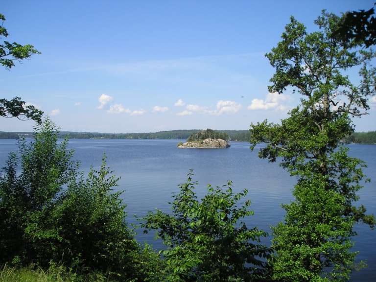 Ein großer See mit einer kleinen Insel in der Mitte