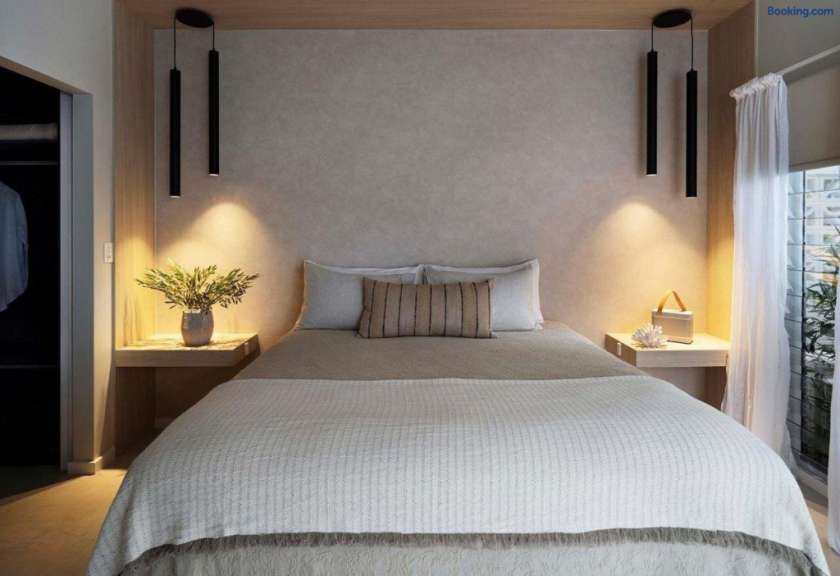 Ein kleines Schlafzimmer mit einem Bett und zwei Nachttischen