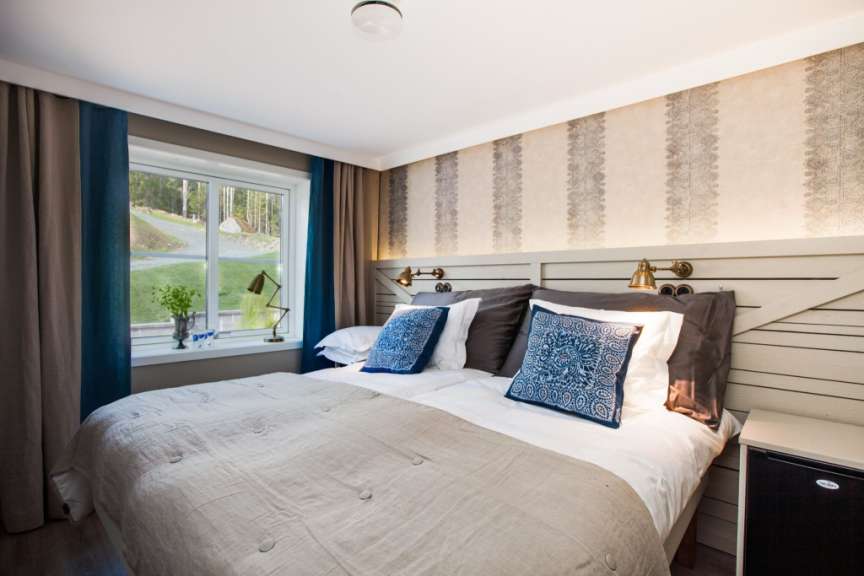 Ein Hotelzimmer mit zwei Betten und einem Fenster