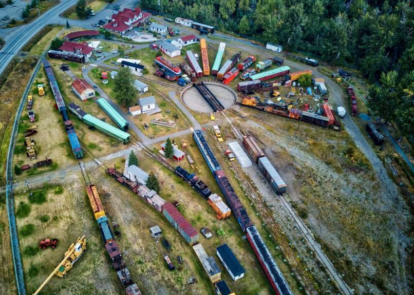 Eine Luftaufnahme eines Eisenbahndepots mit vielen Lokomotiven