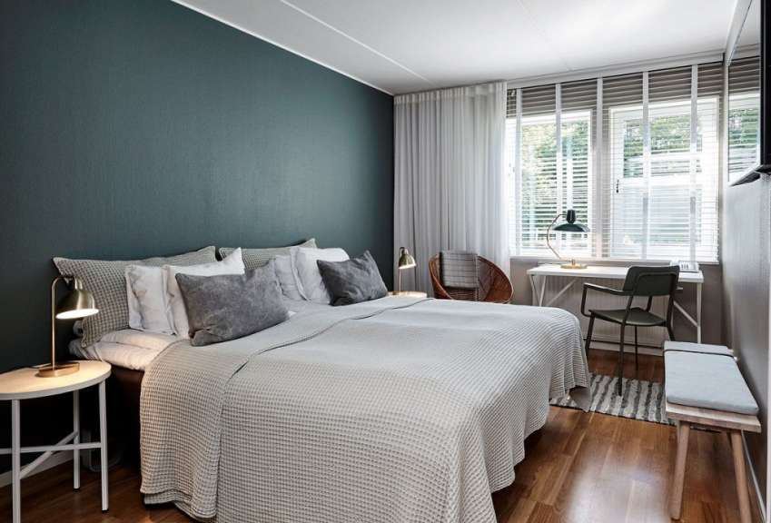 Ein Schlafzimmer mit einem Bett und einem Schreibtisch