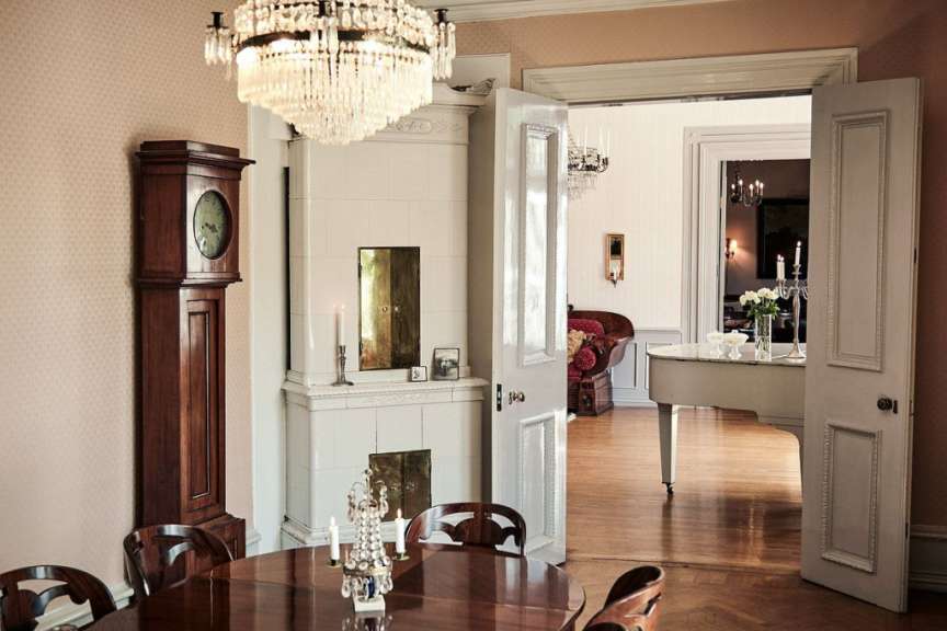 Ein Wohnzimmer mit einem Klavier und einem Kamin