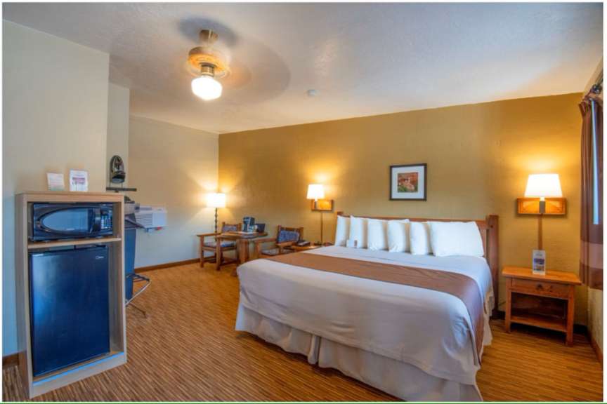 Ein Hotelzimmer mit einem Bett und einem Kühlschrank