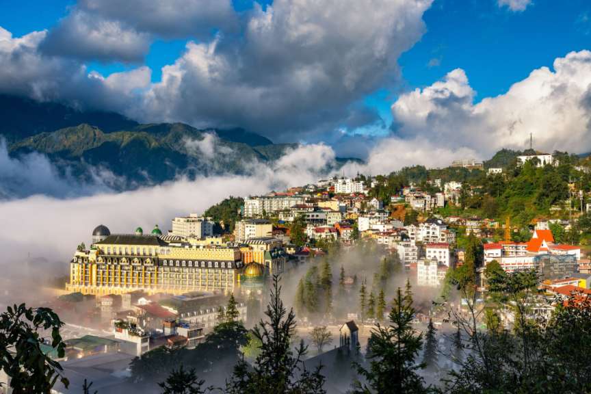 Eine Stadt mit vielen Gebäuden und Bergen im Hintergrund
