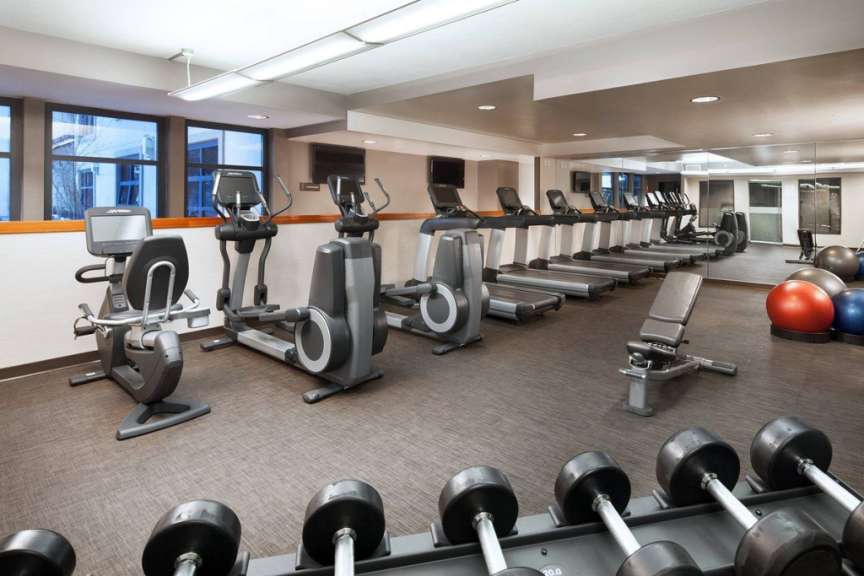 Ein Fitnessstudio mit vielen Geräten und Gewichten