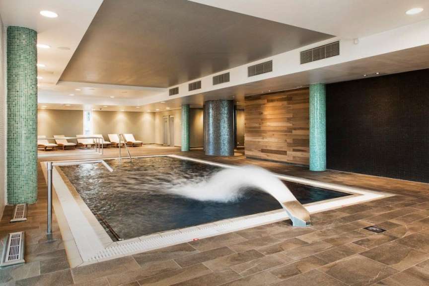 Ein großer Innenpool in einem Hotel