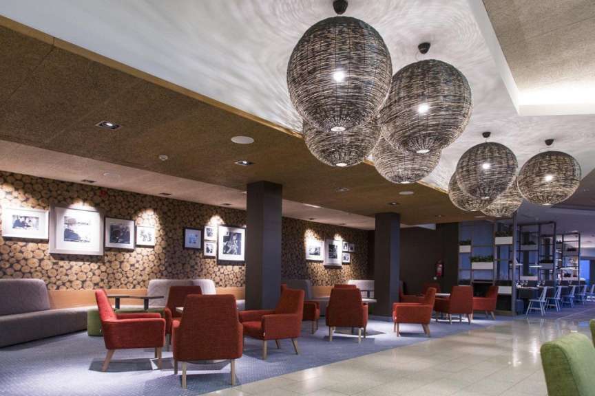 Ein Wohnzimmer mit vielen Stühlen und Tischen