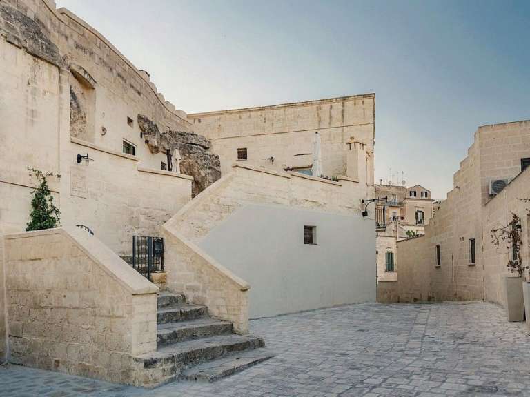 Eine Treppe führt zu einem Gebäude in einer kleinen Straße