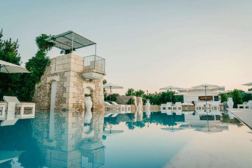 Ein großer Pool mit einem weißen Gebäude im Hintergrund