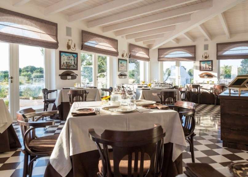 Ein Restaurant mit Tisch und Stühlen und einem karierten Boden