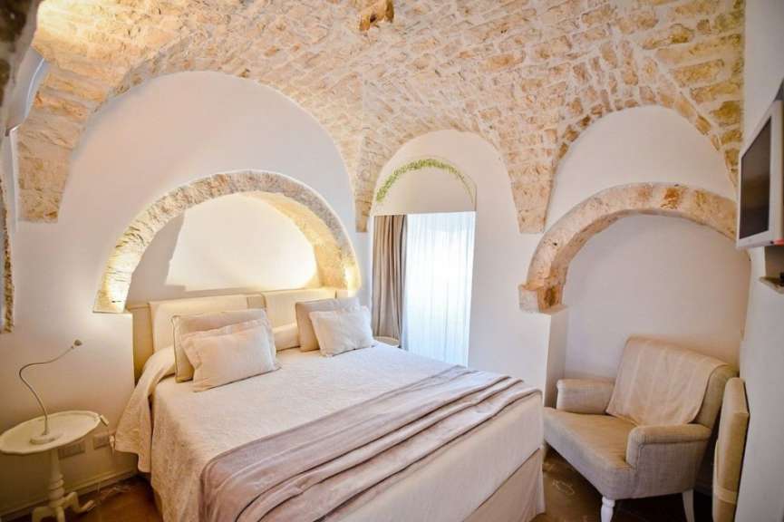 Ein Schlafzimmer mit einem Bett und einem Stuhl