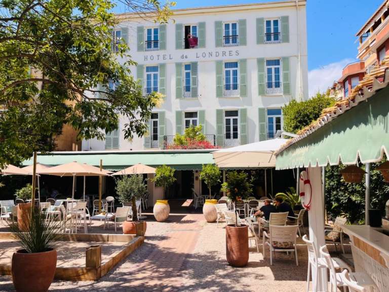 Ein weißes Gebäude mit der Aufschrift Hotel de londres darauf
