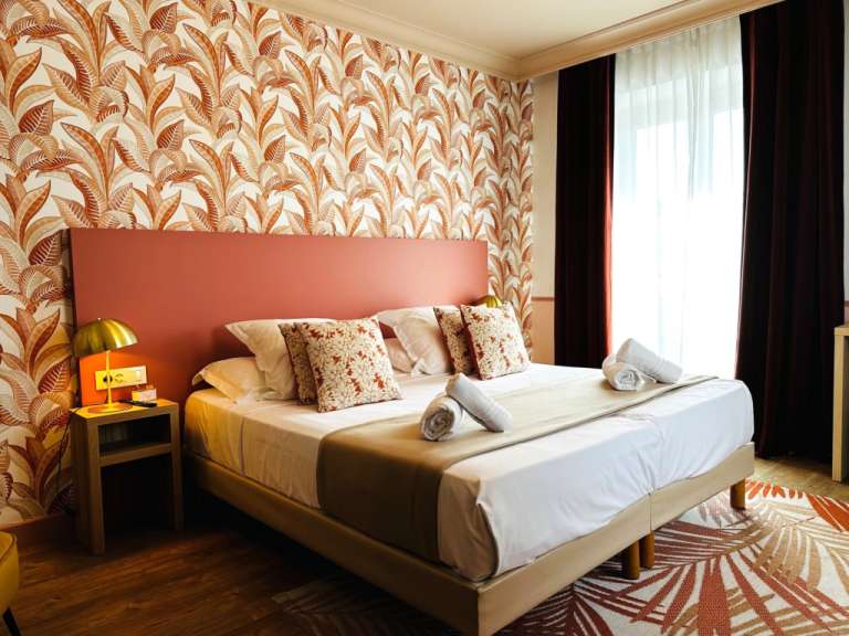 Ein Hotelzimmer mit einem Bett und einem Nachttisch