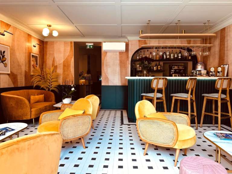 Ein Wohnzimmer mit gelben Stühlen und einer Bar