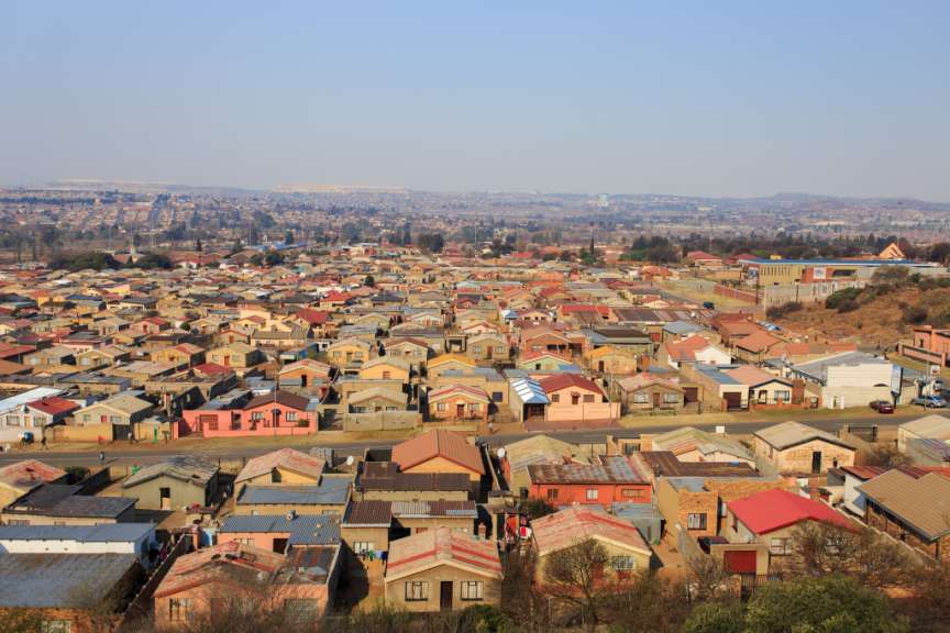 Eine Stadt mit vielen bunten Häusern und einem blauen Himmel