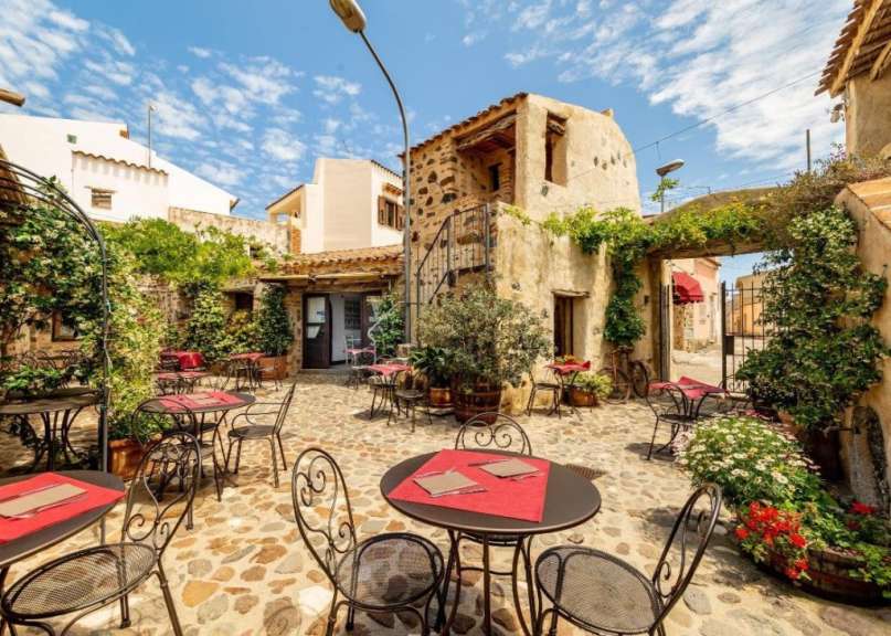 Ein kleines Restaurant mit Tischen und Stühlen im Freien