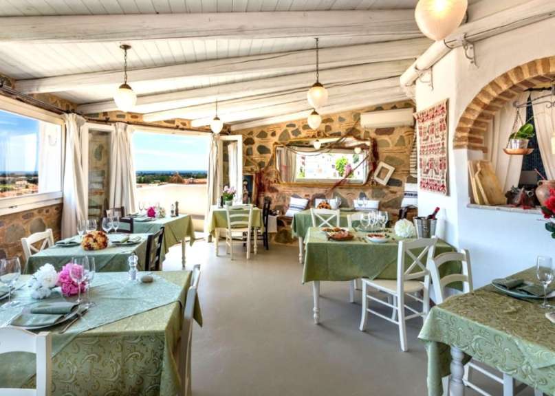 Ein Esszimmer mit vielen Tischen und Stühlen