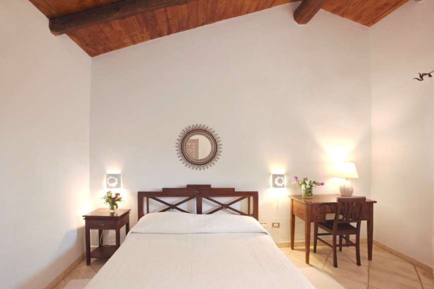 Ein Schlafzimmer mit einem Bett und einem Schreibtisch