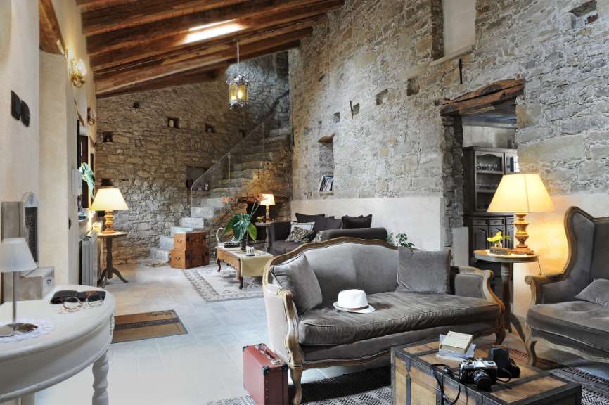 Ein Wohnzimmer mit einer Couch und einem Stuhl