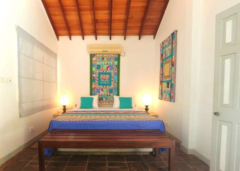 Ein Schlafzimmer mit einem Bett und zwei Bildern an der Wand