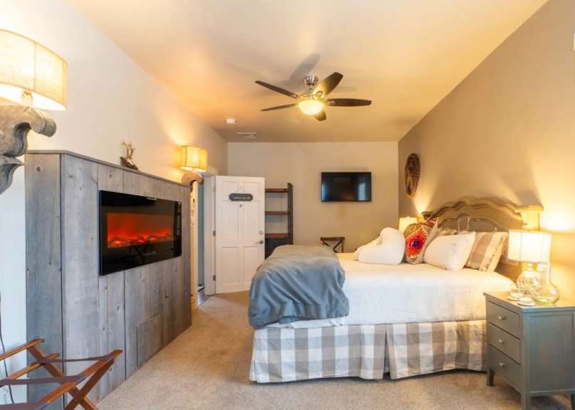 Ein Schlafzimmer mit einem Bett und einem Fernseher
