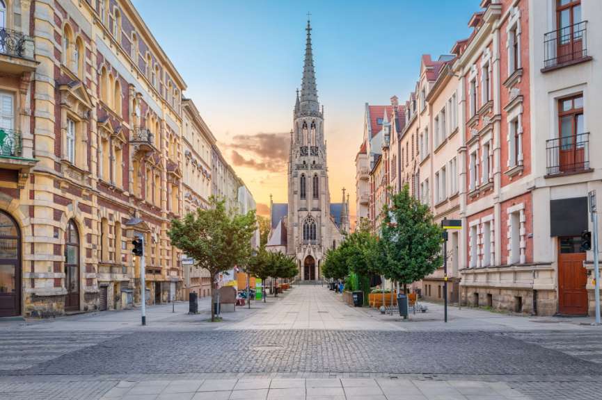 Eine Stadtstraße mit einer Kirche im Hintergrund