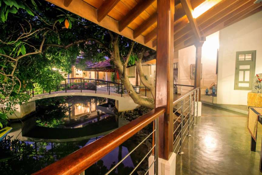 Eine Holzbrücke über einen Teich in einem Haus