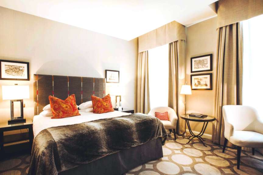 Ein Hotelzimmer mit einem Bett und einem Stuhl