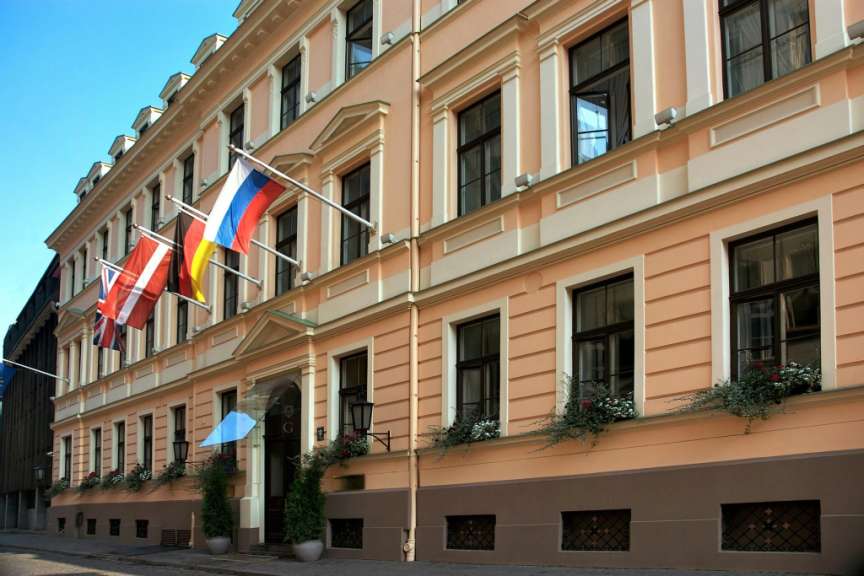 Ein großes Gebäude mit verschiedenen Flaggen darauf