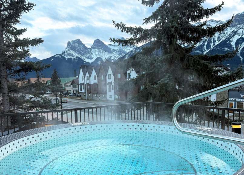 Ein Whirlpool auf einem Balkon mit Blick auf die Berge