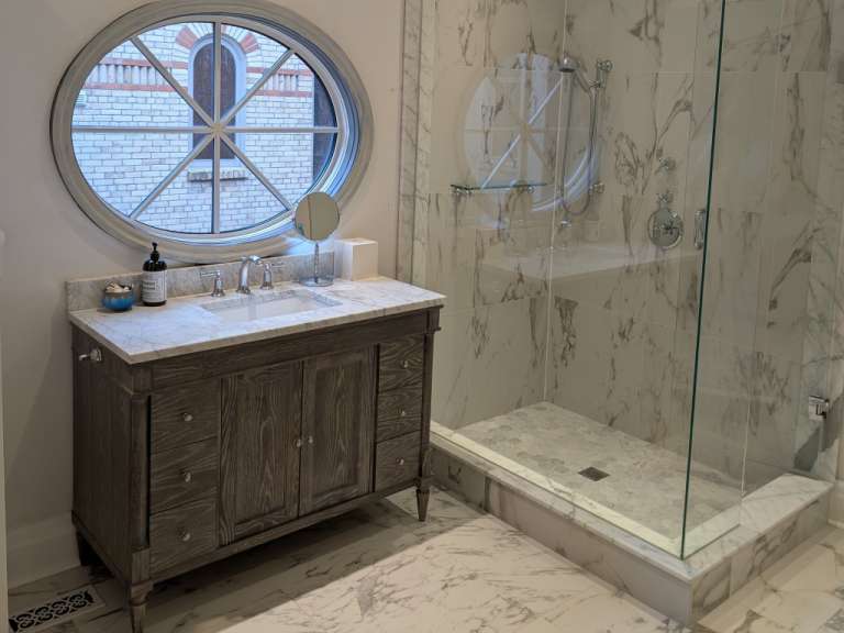 Ein Badezimmer mit einem Waschbecken und einer Dusche