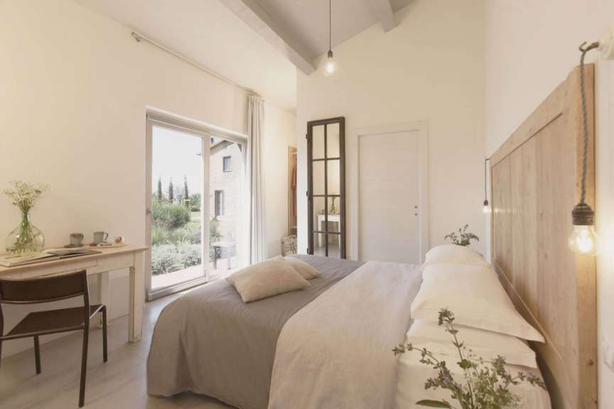 Ein Schlafzimmer mit einem Bett und einem Schreibtisch