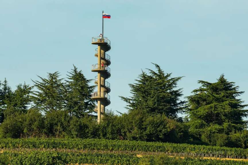 Ein Turm mit einer roten und weißen Flagge darauf